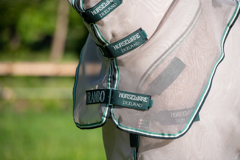 Masque Anti-mouches Horseware Ireland Rambo – Argent Et Gris Titane – Avec Cache-nez Amovible, Bordure Polaire Douce, Oreilles Souples – Taille Unique